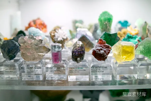 高清摄影 一个展示柜里摆满了各种颜色的岩石。