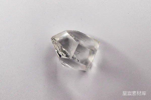 高清摄影 一颗干净的无瑕钻石晶体在白色背景上。