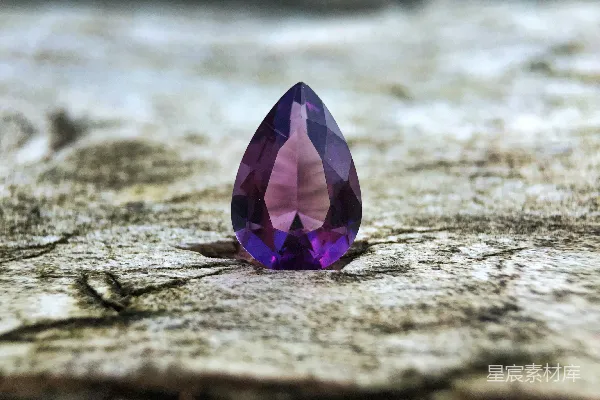 高清摄影 水滴形的紫晶宝石