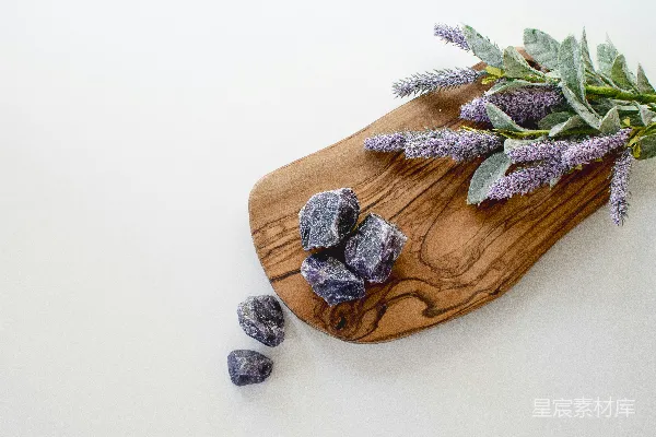 高清摄影 棕色木制切菜板上的绿叶