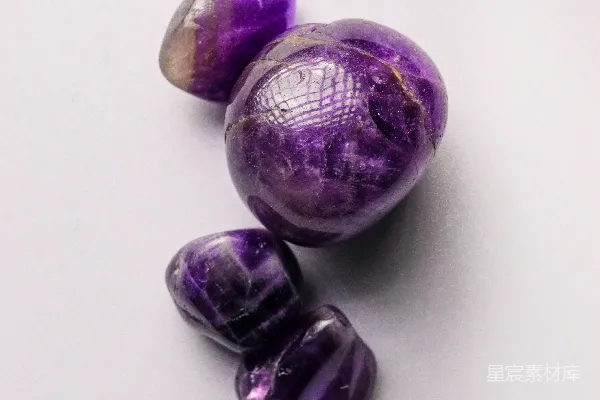 高清摄影 几块紫色的紫晶石放在白色的背景上。