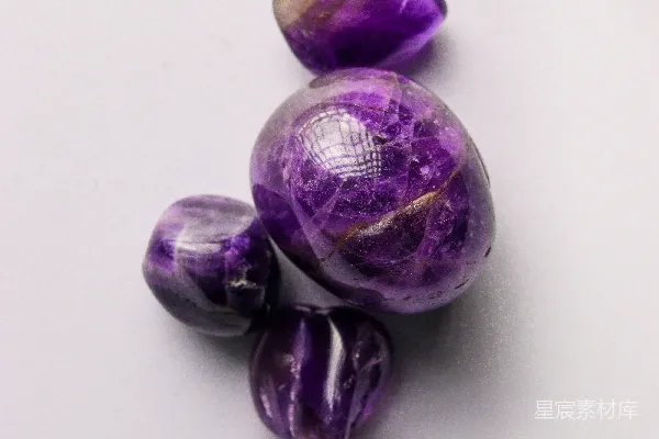 高清摄影 几块抛光的紫色紫水晶石在白色背景上。