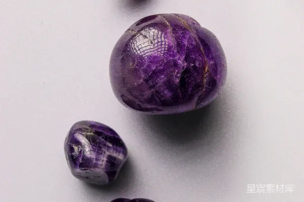 高清摄影 四块抛光的紫色紫水晶宝石，背景是浅色。