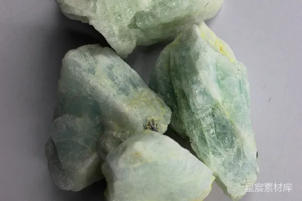 高清摄影 几块粗糙的浅绿色和白色的矿物石。