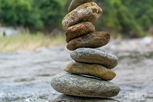 高清摄影 一条河里的一堆石头