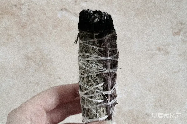 高清摄影 一只手拿着一个小冰激凌蛋筒