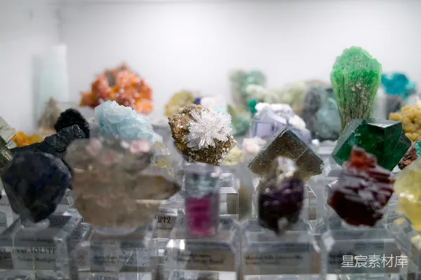 高清摄影 一堆不同颜色的石头在展览中展出