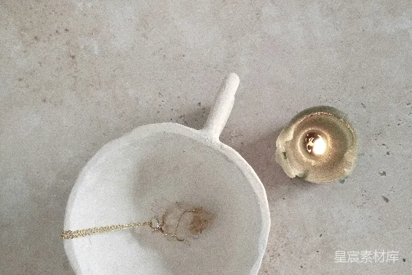 高清摄影 一个白色的马桶，带有金属盖板