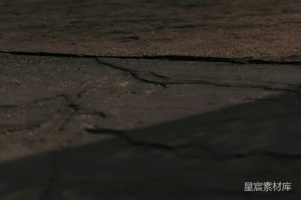 高清摄影 暗色的石砖，有明显的裂缝和阴影。