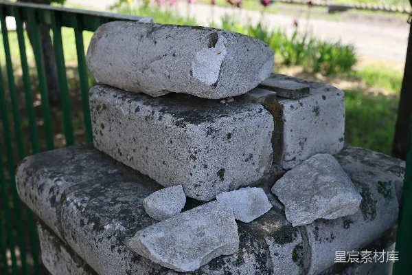 高清摄影 堆积的粗糙混凝土块，碎块四散。