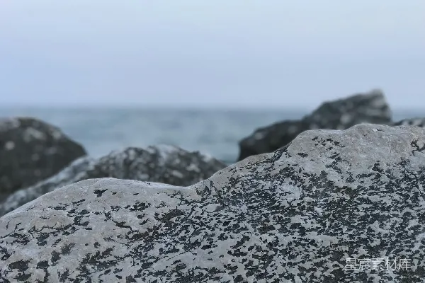 高清摄影 岩石的特写，背景中有一片水域。