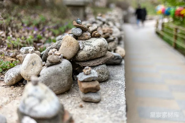 高清摄影 灰色混凝土地板上的一堆石头