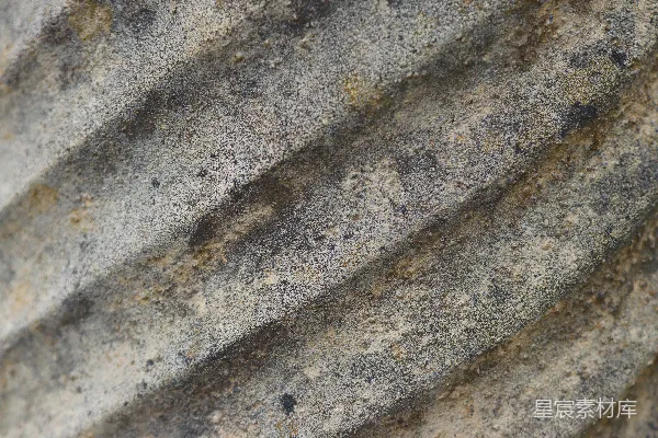 高清摄影 一张岩石的特写照片，岩石上有只小鸟栖息。