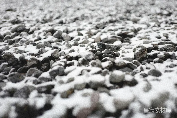高清摄影 一堆被雪覆盖的岩石