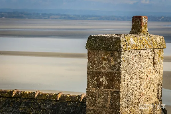 高清摄影 白天水边附近的一根棕色混凝土栏杆