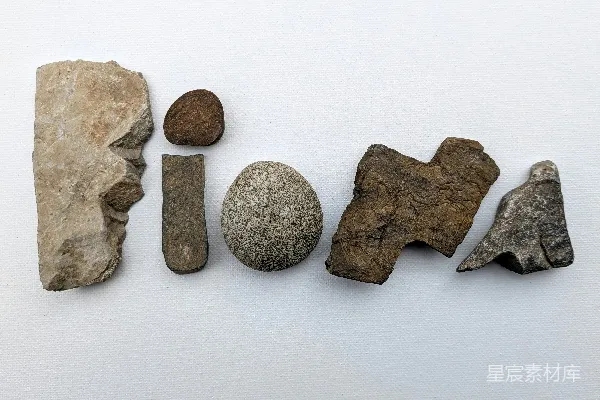 高清摄影 各种风化的岩石和石头排列在白色背景上。