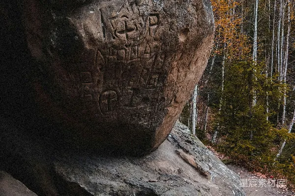 高清摄影 在森林附近的一块大石头上刻有文字。