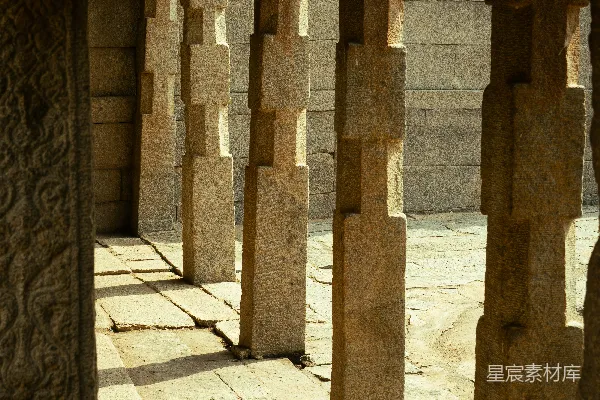 高清摄影 古代印度寺庙的石柱和瓷砖地板
