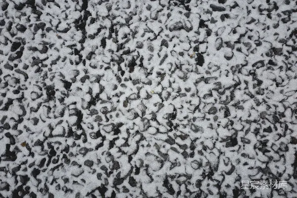 高清摄影 地面上有一大堆雪。