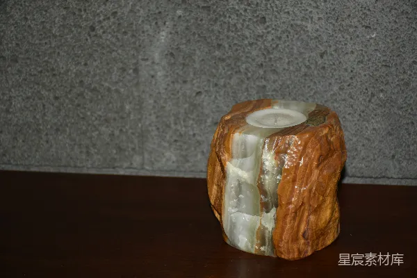 高清摄影 在暗色表面上的一个粗糙切面的玛瑙烛台