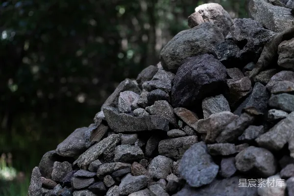 高清摄影 灰色和黑色的石块碎片