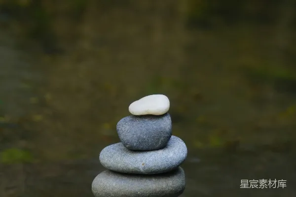 高清摄影 一堆石头坐落在水面上。
