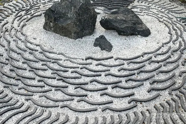 高清摄影 一座岩石坐落在花园中的石圈顶上