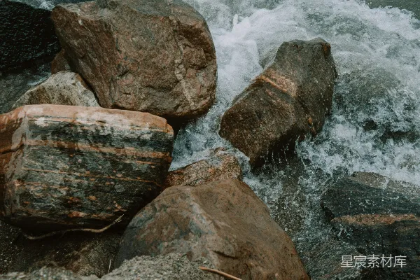高清摄影 水中的岩石群