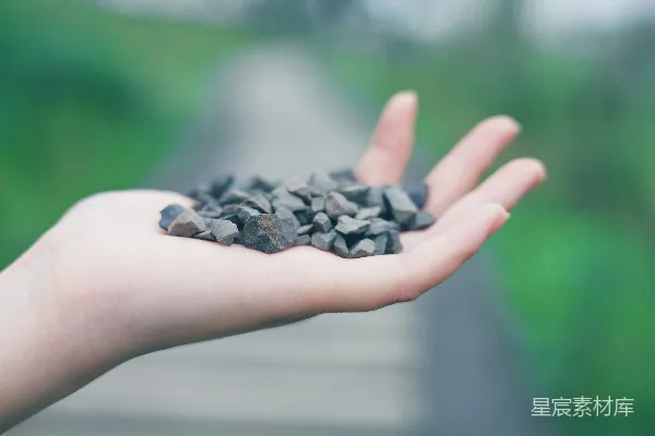 高清摄影 手里拿着一把石头的人