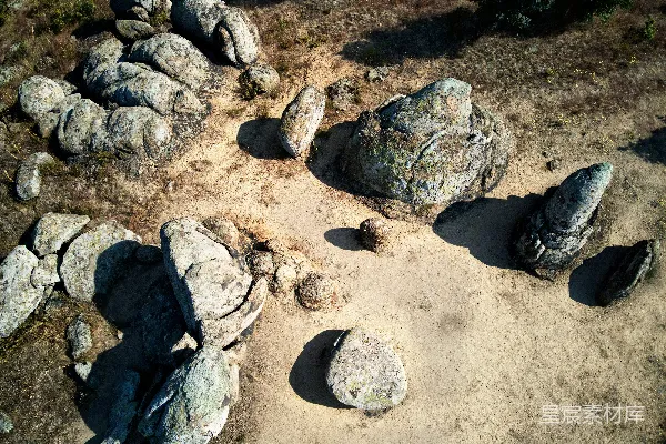 高清摄影 一群岩石坐落在泥土场上