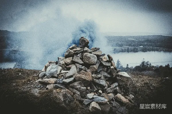 高清摄影 一座堆在山顶的石头堆