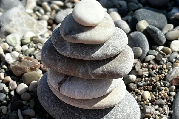 高清摄影 一堆岩石坐落在岩石海滩上。