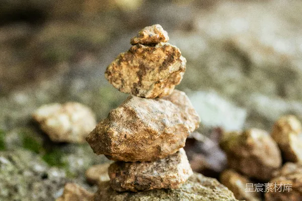 高清摄影 一叠岩石坐落在长满青苔的地面上。