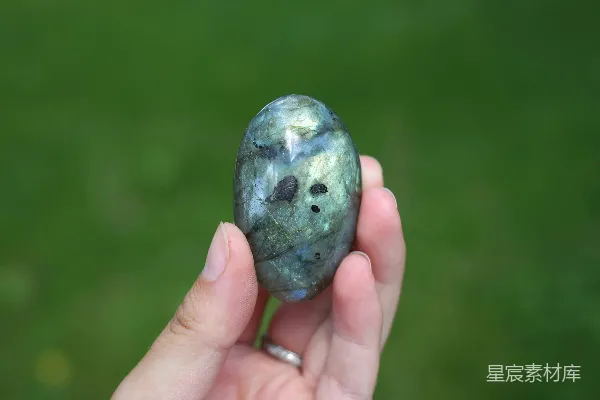 高清摄影 一只手拿着一块蓝色的石头