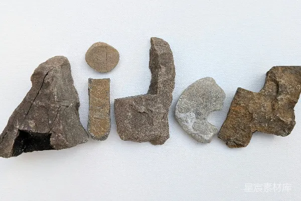 高清摄影 岩石排列成"hello"的字样，背景为白色。