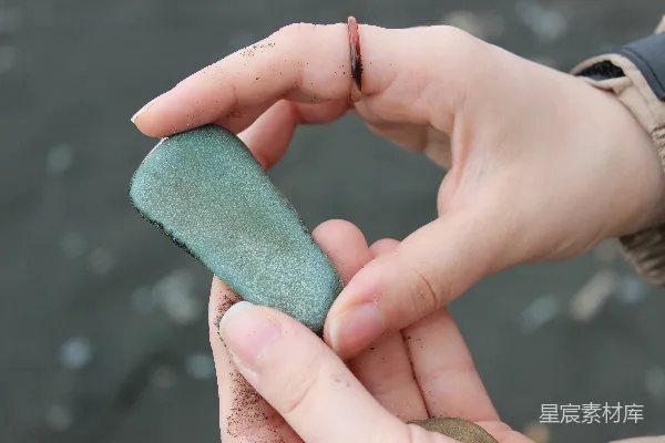高清摄影 双手握着一个光滑的绿色物体