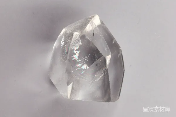高清摄影 一块清晰多面的水晶，背景为白色。