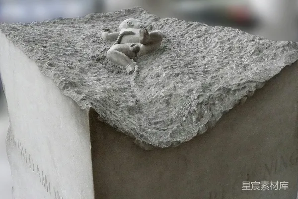 高清摄影 粗糙表面上的石雕人物雕像
