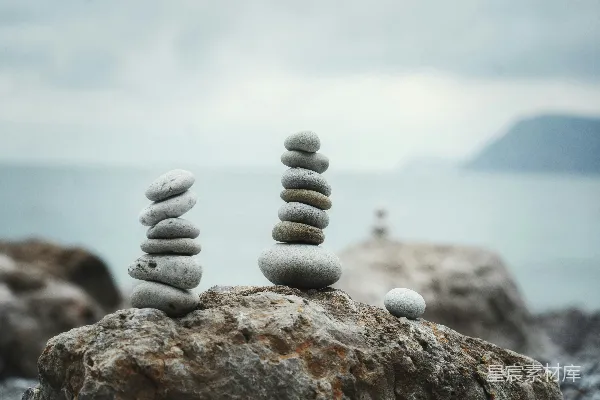 高清摄影 一堆岩石叠在一起。