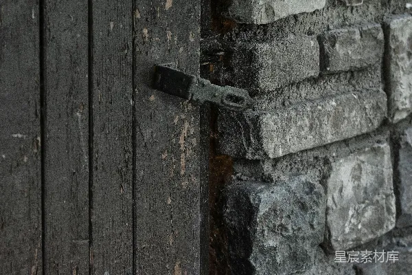 高清摄影 一扇门前特写，背景是砖墙。