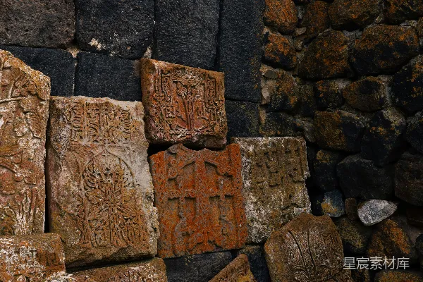 高清摄影 古代亚美尼亚十字石堆叠在墙上附近。