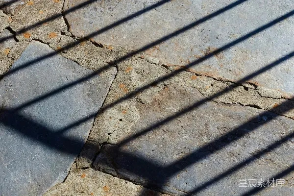 高清摄影 一个人的手影落在石板路上