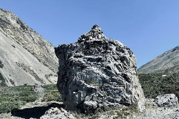 高清摄影 一座大石头在岩石山上