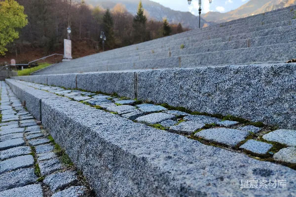 高清摄影 一道石头墙和一条石头小路