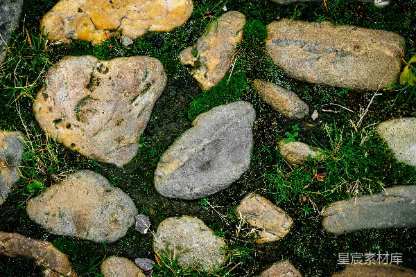 高清摄影 一堆岩石坐在草地上。