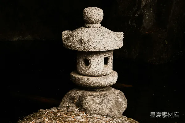 高清摄影 一盏传统的日本石灯笼在黑暗的背景下矗立。