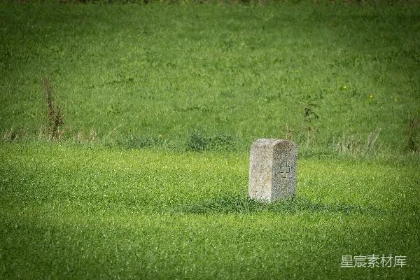 高清摄影 在绿草地上的一块石碑