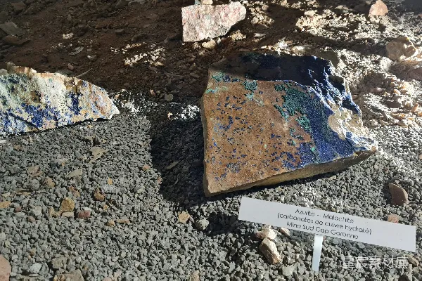 高清摄影 地面上有一些岩石和一个标志牌。