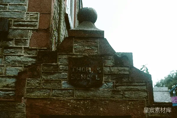高清摄影 石制建筑上的浮雕盾牌上写着“托马斯学校”。