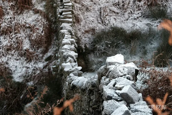 高清摄影 一道覆盖着雪的石墙